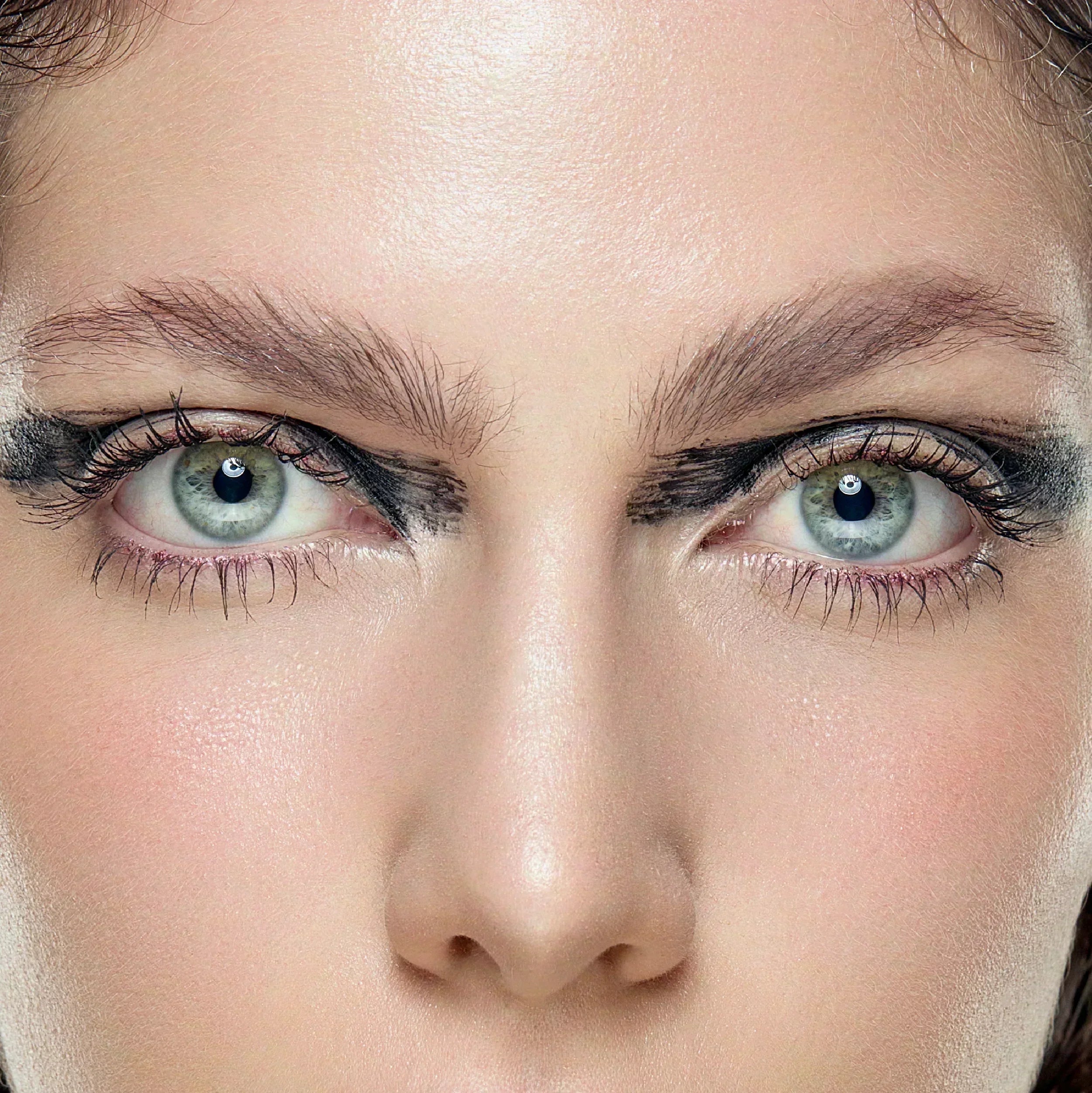 Guía Paso a Paso para un Look 'Beautiful Nightmare' con Productos Atenea