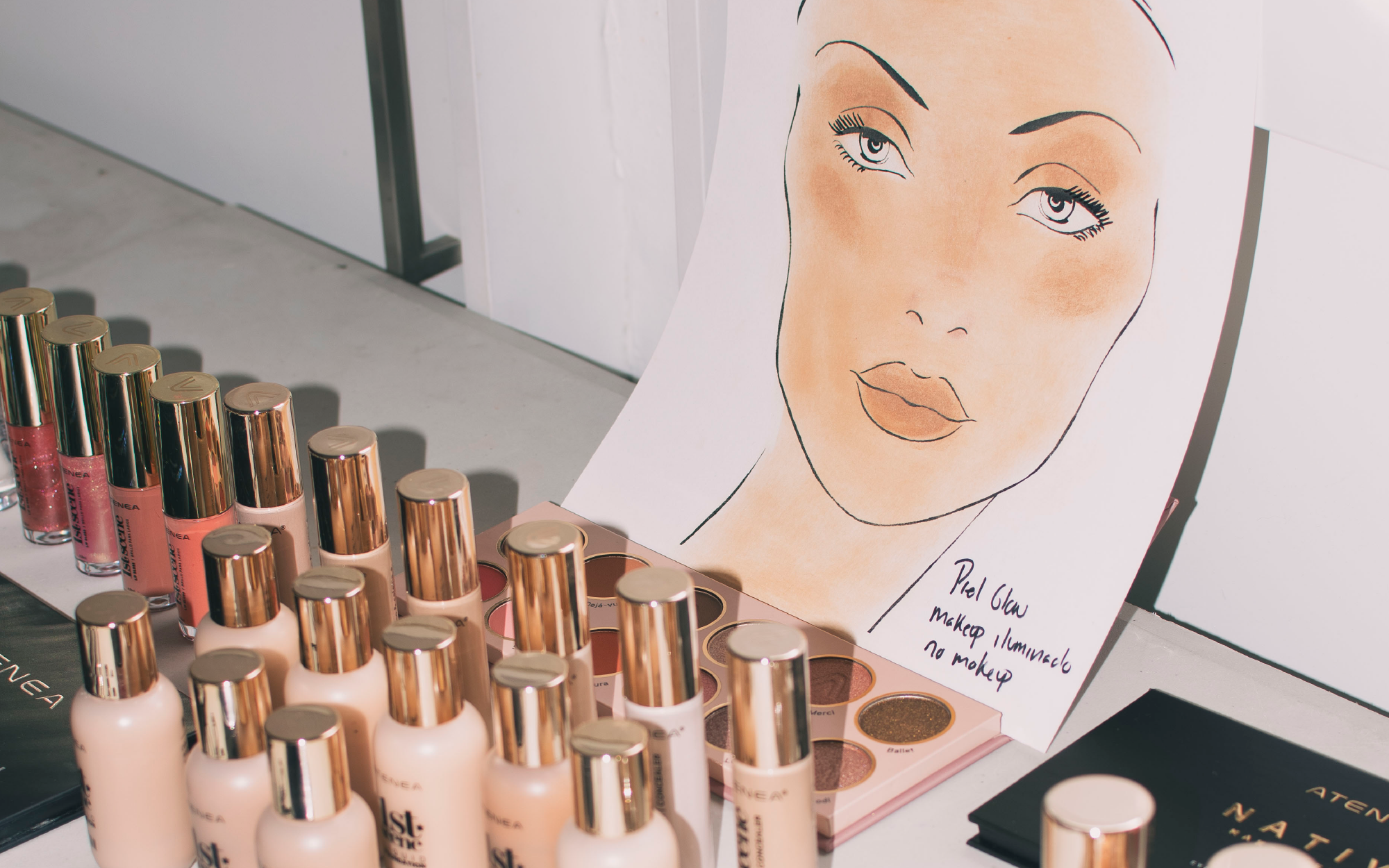 ¿Qué Incluye un Kit de Maquillaje Profesional Esencial en Colombia? La Guía de Atenea