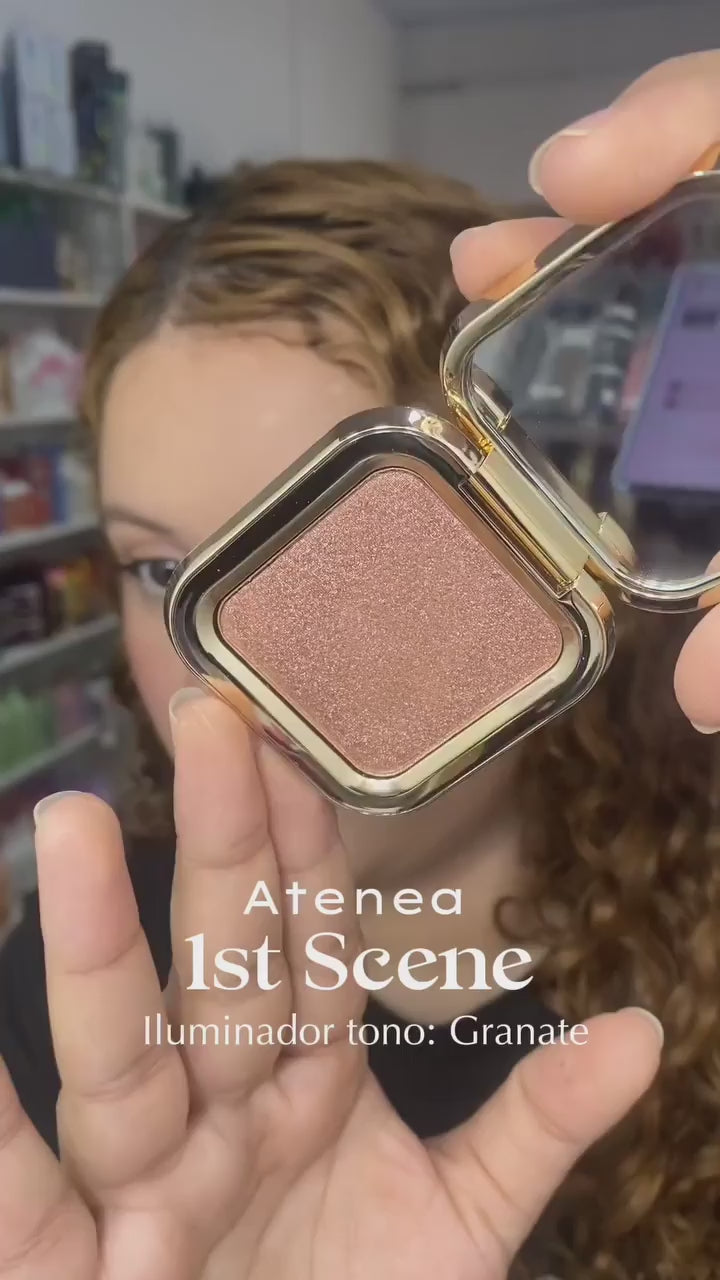 Probando el iluminador de la línea 1st Scene de ateneaprofesional ✨ , un brillo espectacular que te